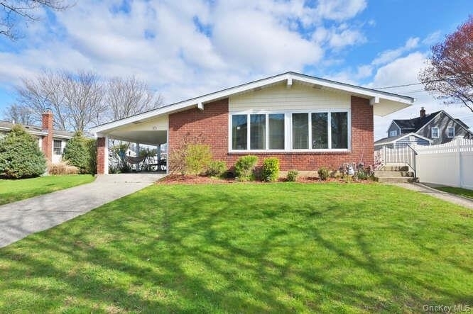 10 Pickwick Drive S - Photo 0