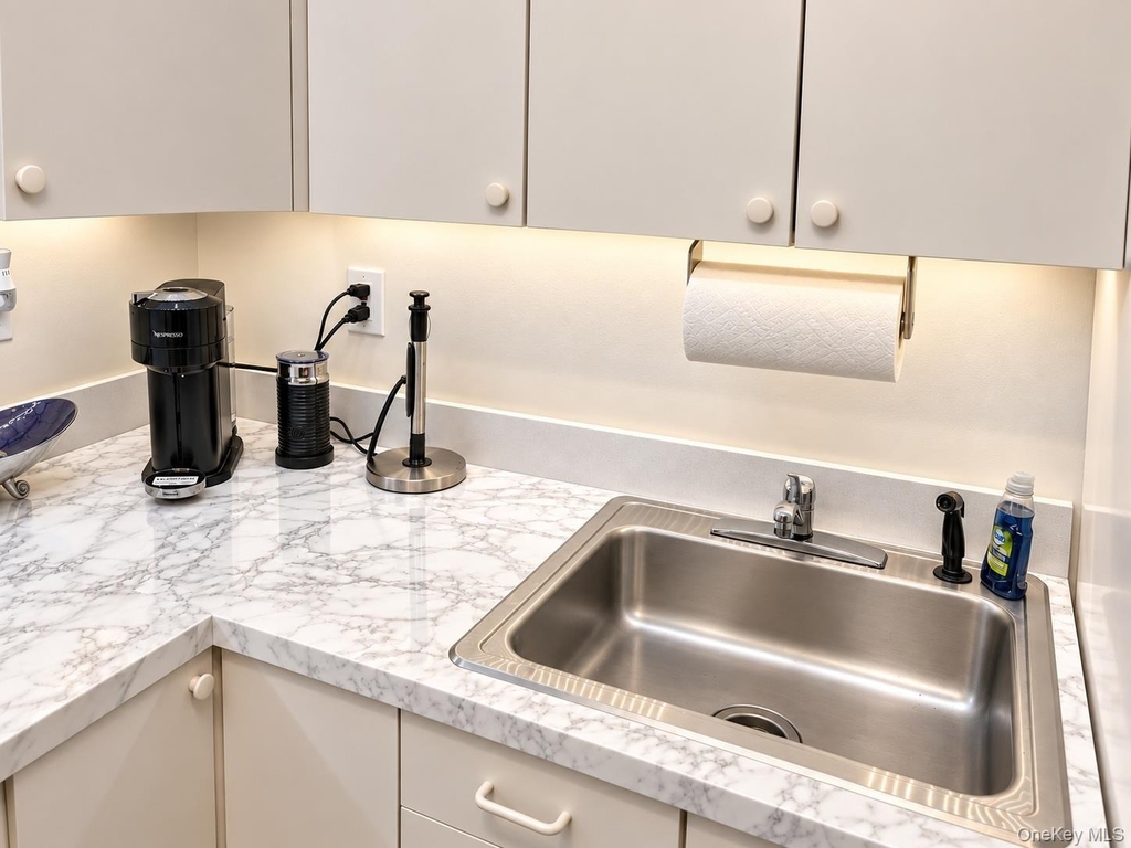 10 Pickwick Drive S - Photo 8