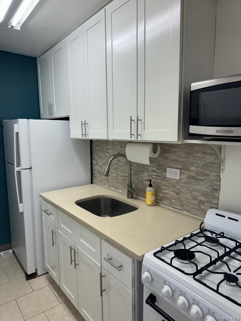84-10 153rd Avenue - Photo 3