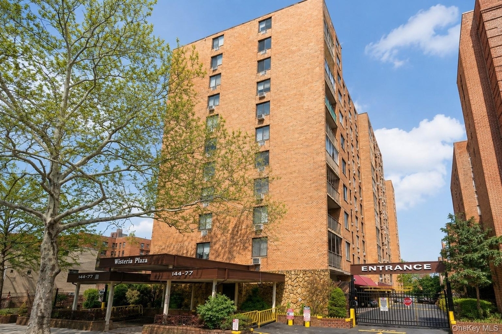 14477 Roosevelt Avenue - Photo 0