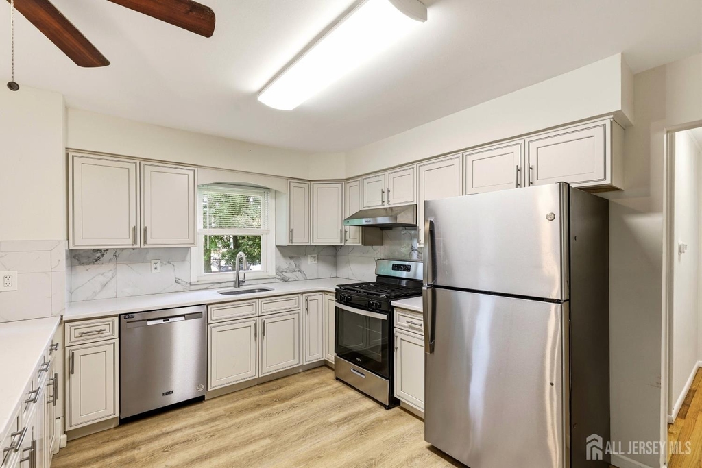 320 Suttons Lane - Photo 3