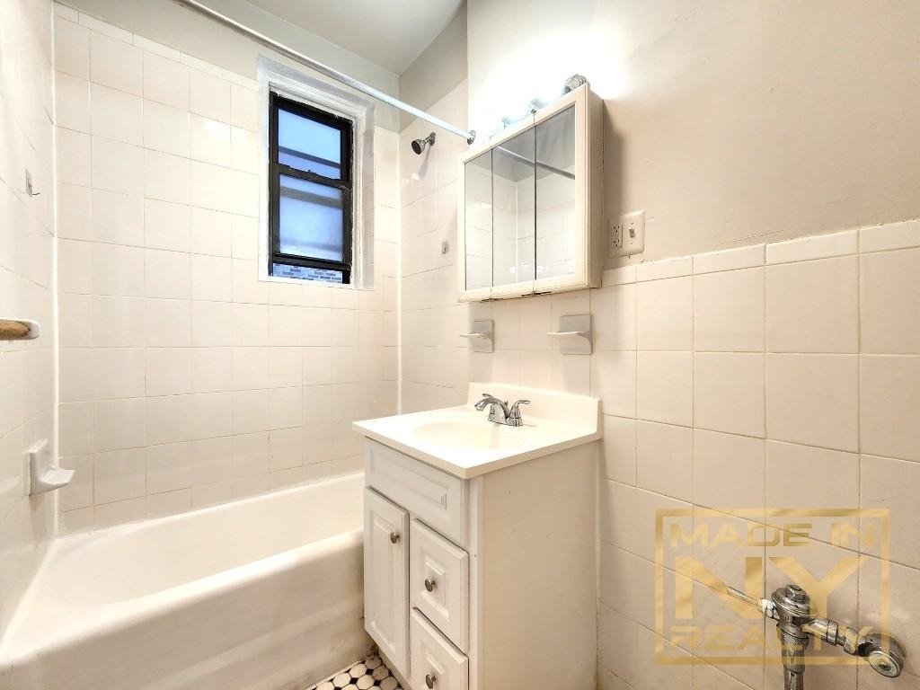 25-74 33rd Street - Photo 4