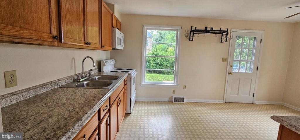 230 E Whitlock Avenue - Photo 2