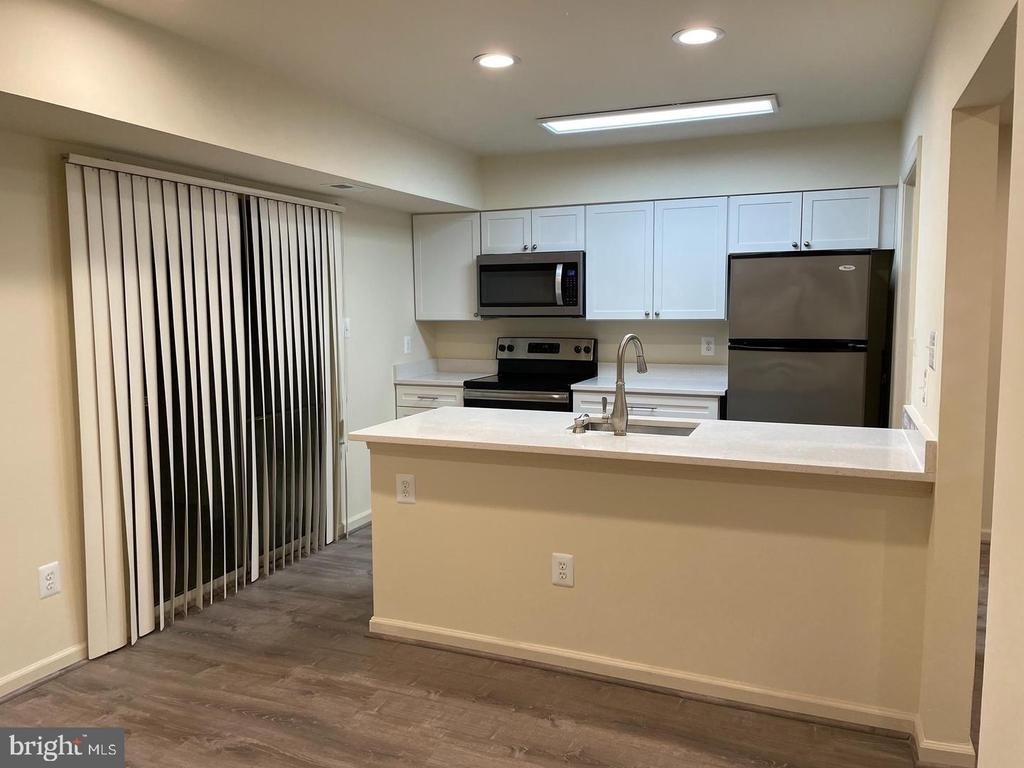 322 Lancaster Square - Photo 2