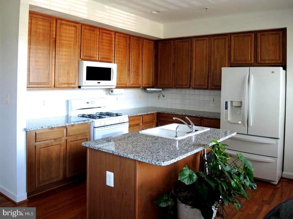 6409 Nice Place - Photo 0