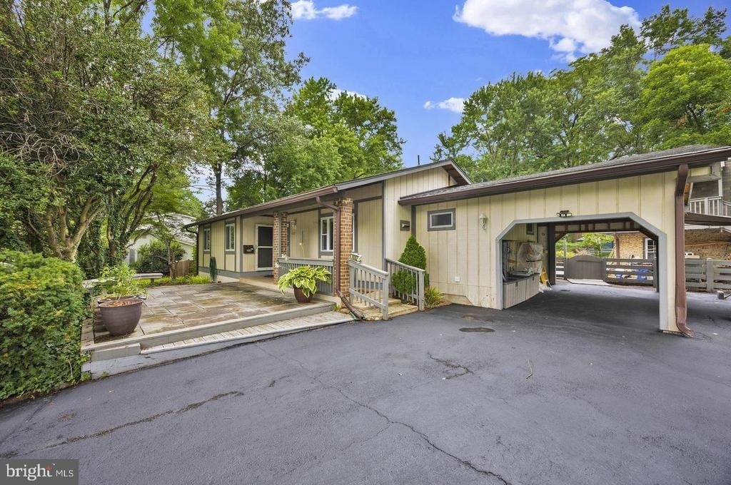 1002 Charlton Place - Photo 1