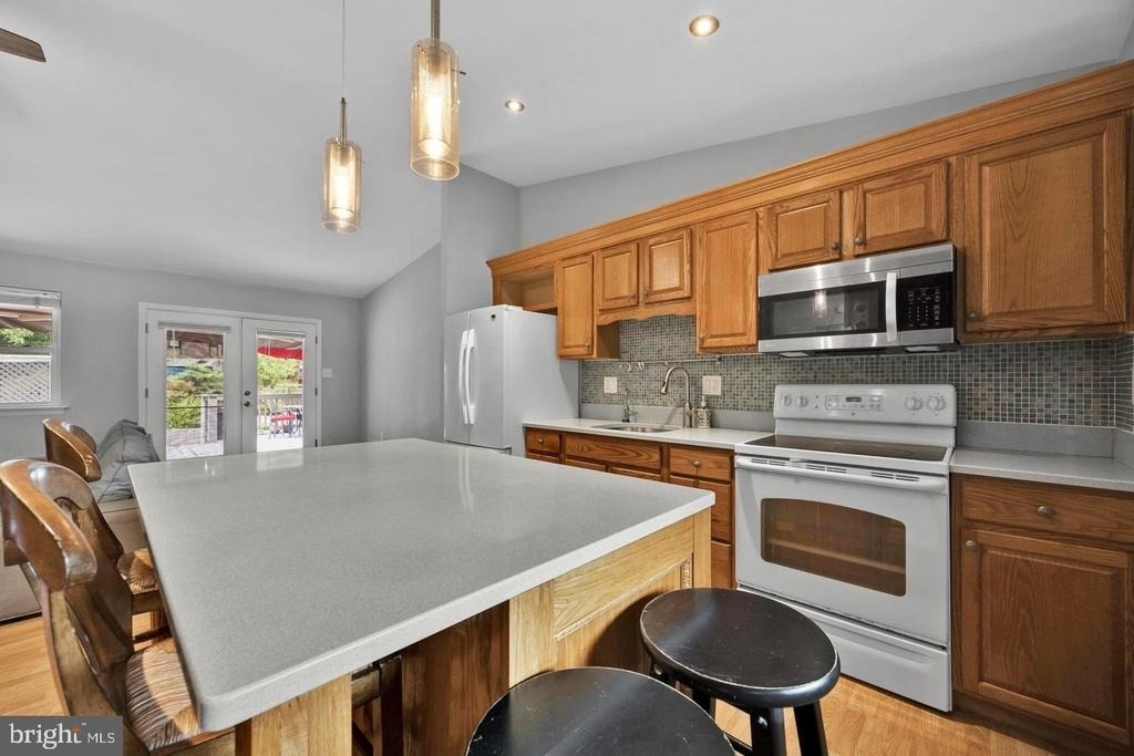 1002 Charlton Place - Photo 5