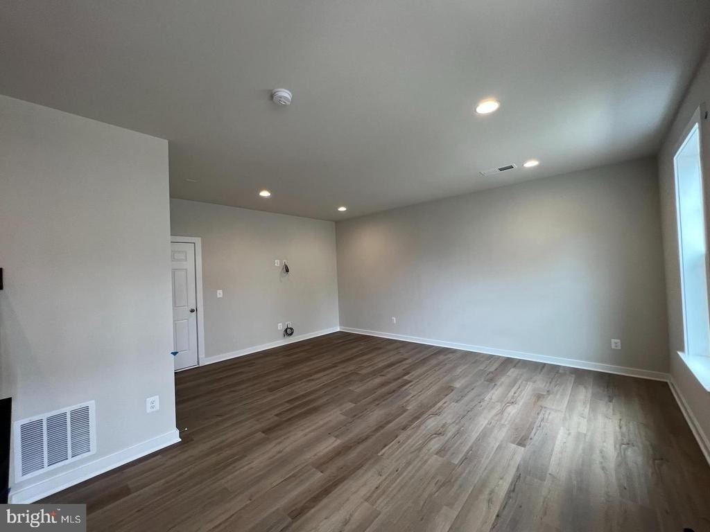 217 Willis St - Photo 2
