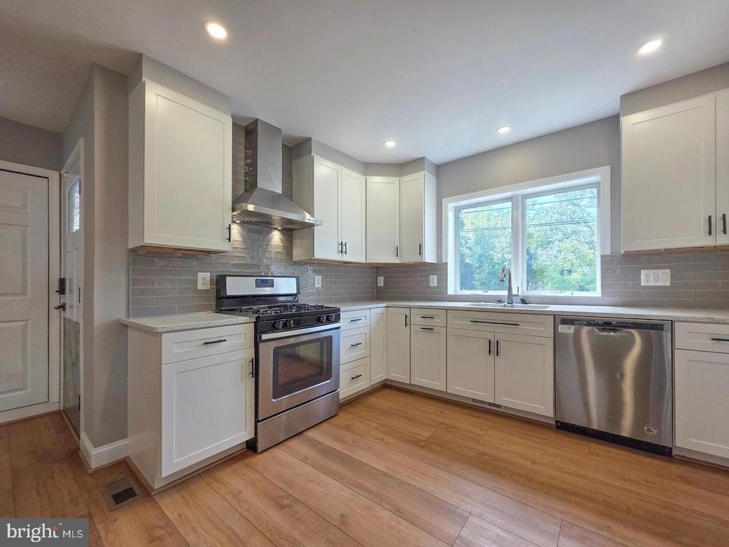 5921 Arlington Boulevard - Photo 4