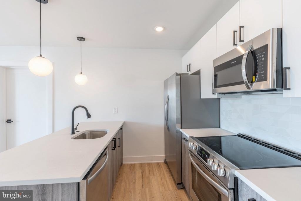 629 W Girard Avenue - Photo 0
