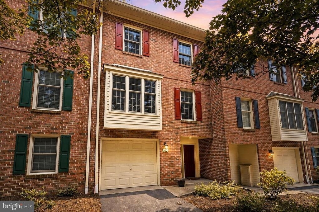 302 Brighton Circle - Photo 0