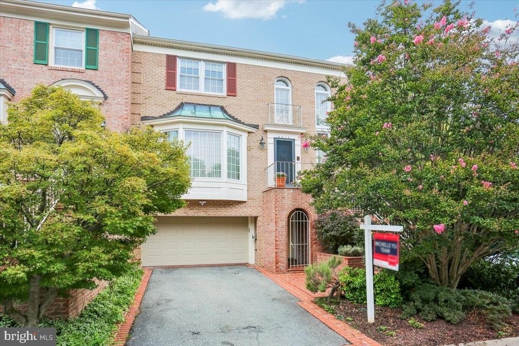 8912 Barrowgate Court - Photo 0