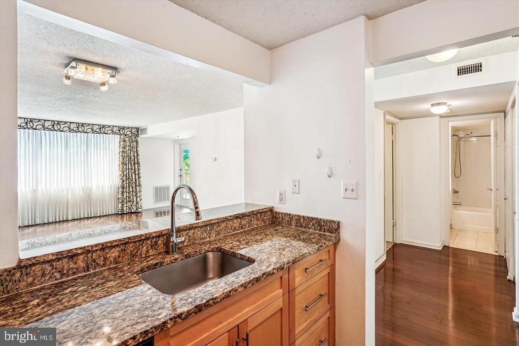 10101 Grosvenor Place - Photo 6