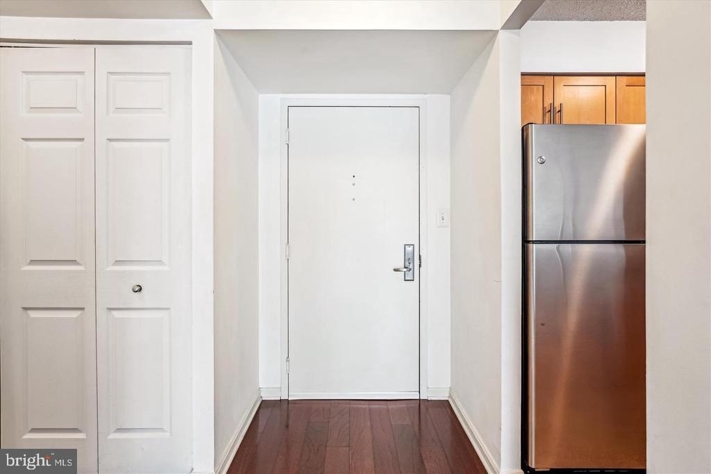 10101 Grosvenor Place - Photo 2