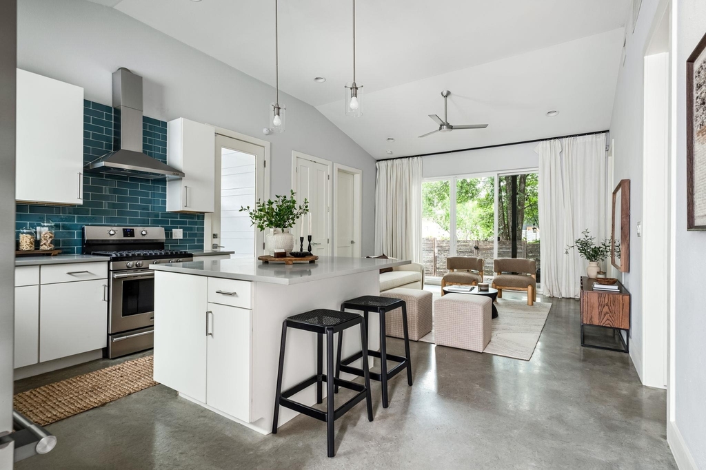 1703 Perez St - Photo 3
