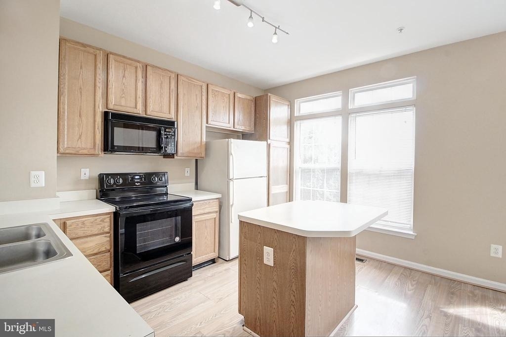 586 Eisenhower Drive - Photo 3