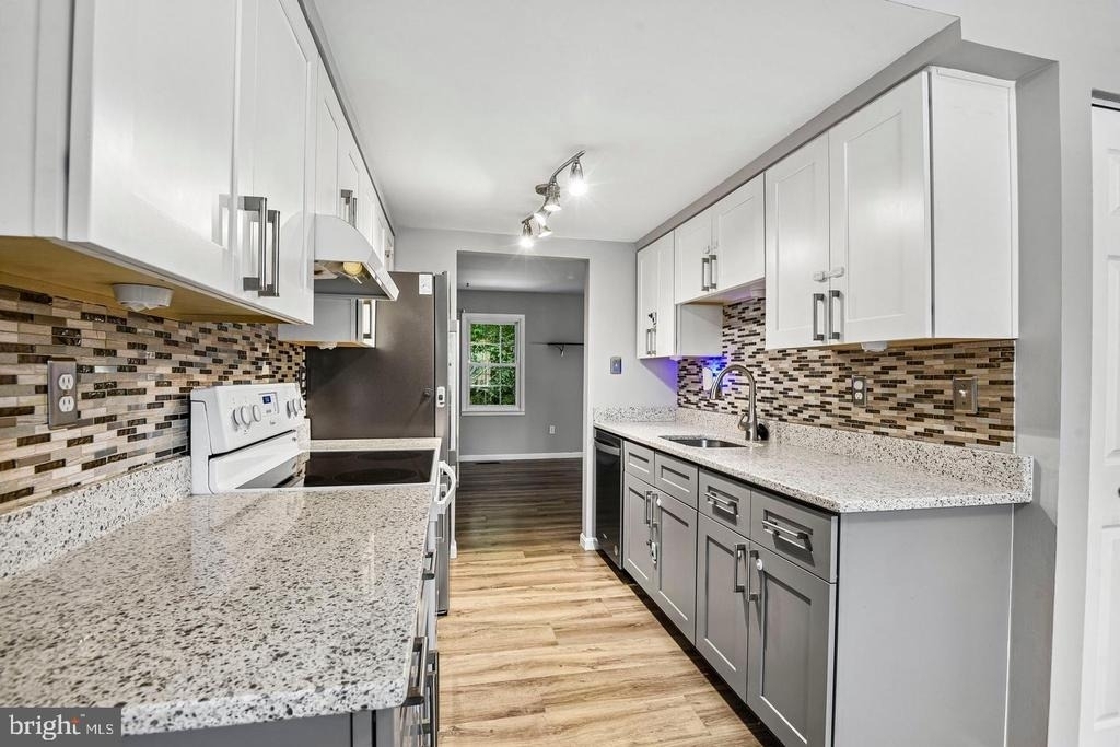 1812 Foxdale Court - Photo 8