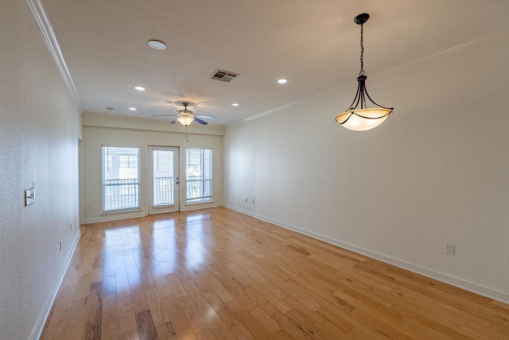 910 W 25th St - Photo 5
