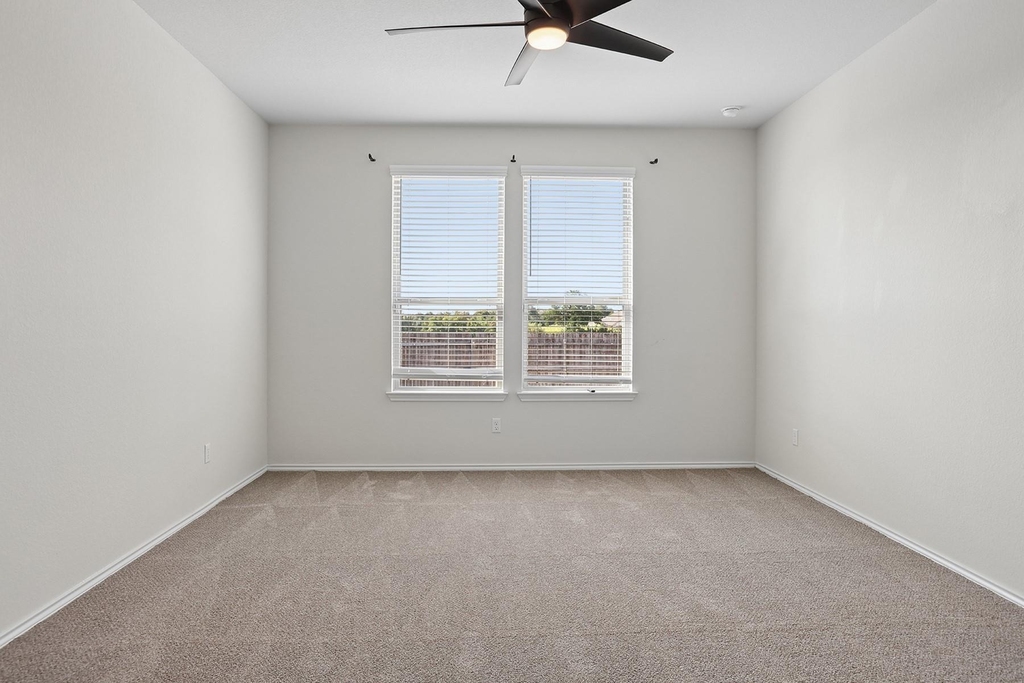 709 Hummingbird Ln - Photo 10