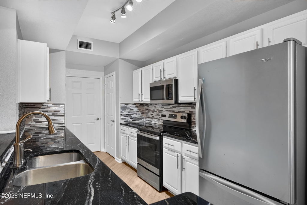 10075 Gate Parkway N - Photo 10