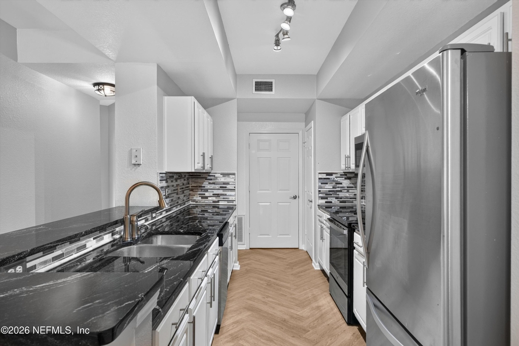 10075 Gate Parkway N - Photo 9