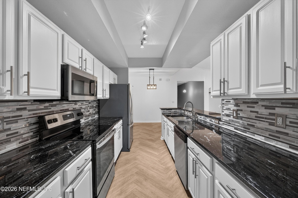 10075 Gate Parkway N - Photo 12