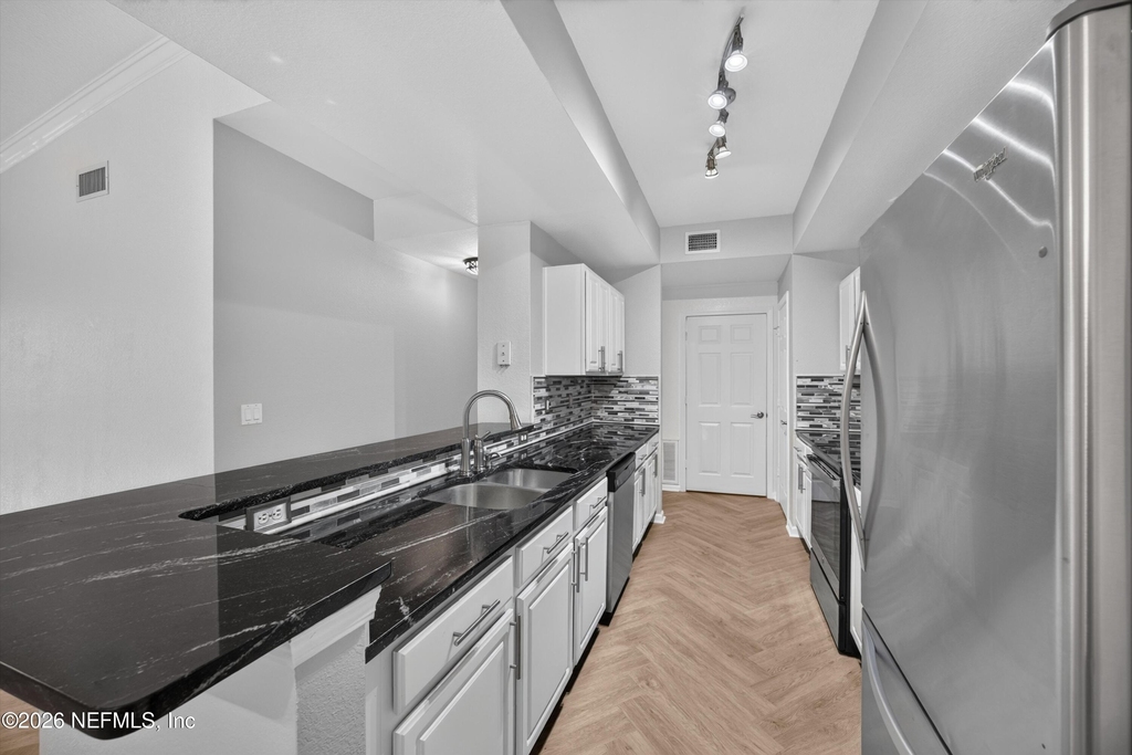 10075 Gate Parkway N - Photo 11