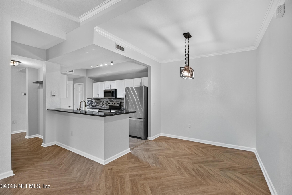 10075 Gate Parkway N - Photo 8