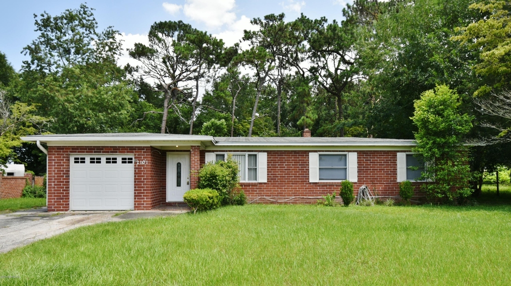 2101 Maple Leaf Drive E - Photo 0