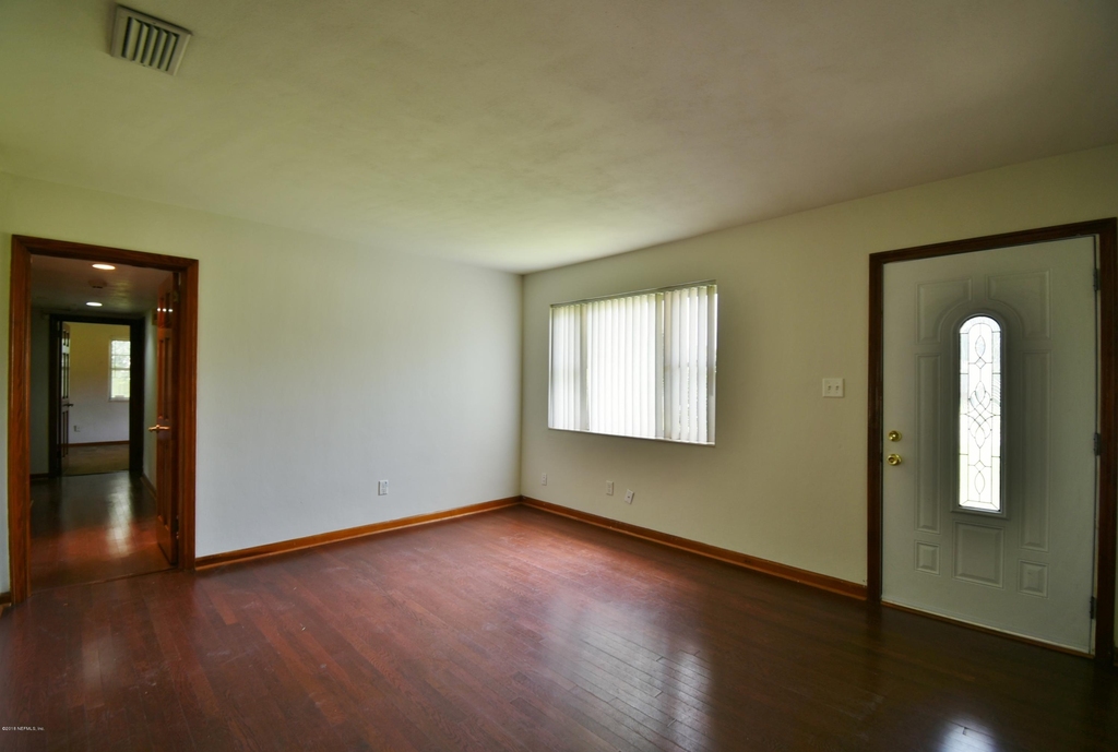 2101 Maple Leaf Drive E - Photo 3