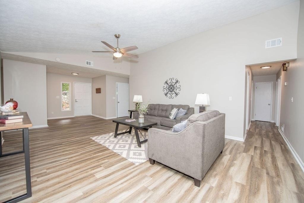 180 Crabtree Drive W - Photo 2