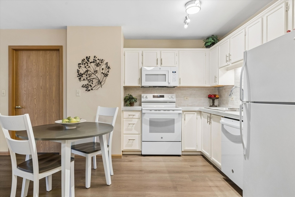 605 Barrington Avenue - Photo 6