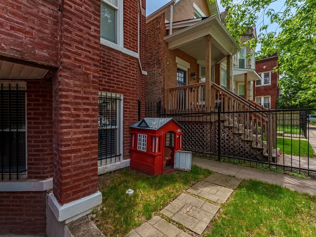 555 N Lawler Avenue - Photo 2
