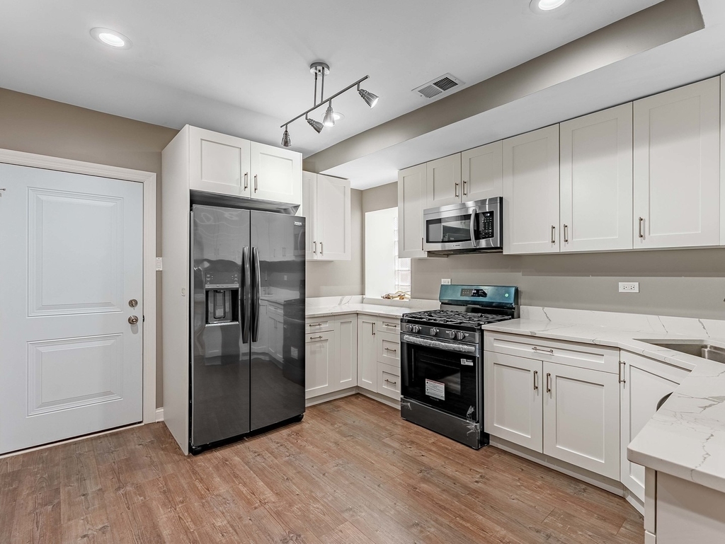 555 N Lawler Avenue - Photo 9