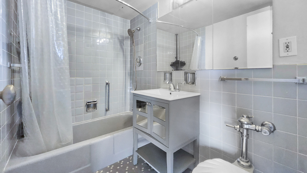 253 E Delaware Place - Photo 10