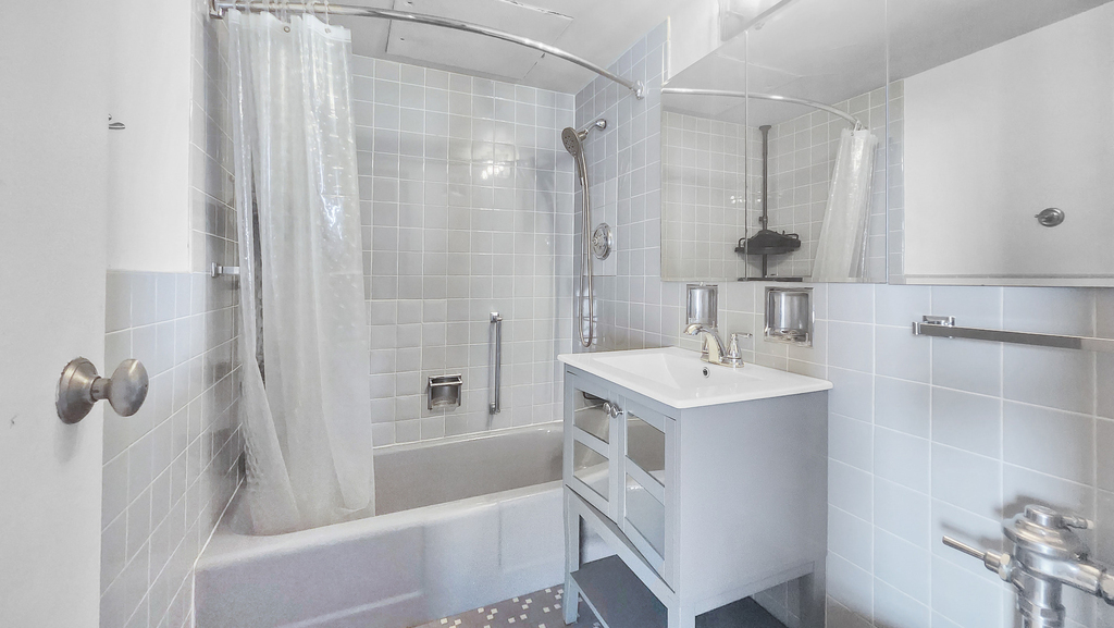 253 E Delaware Place - Photo 9