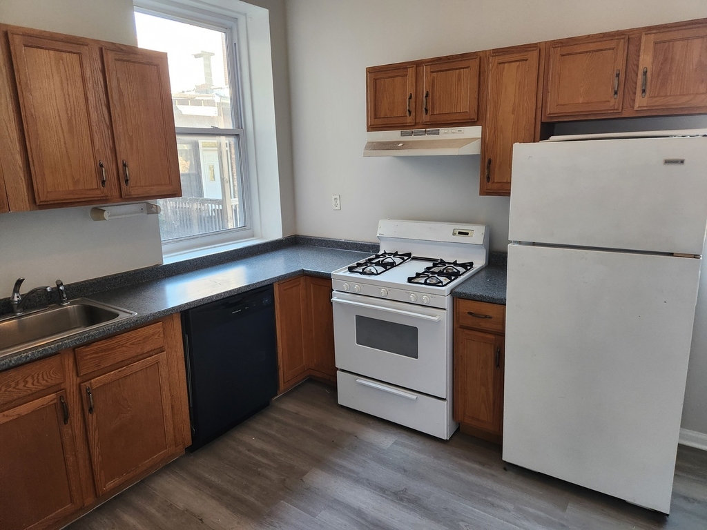 664 W Oakdale Avenue - Photo 4