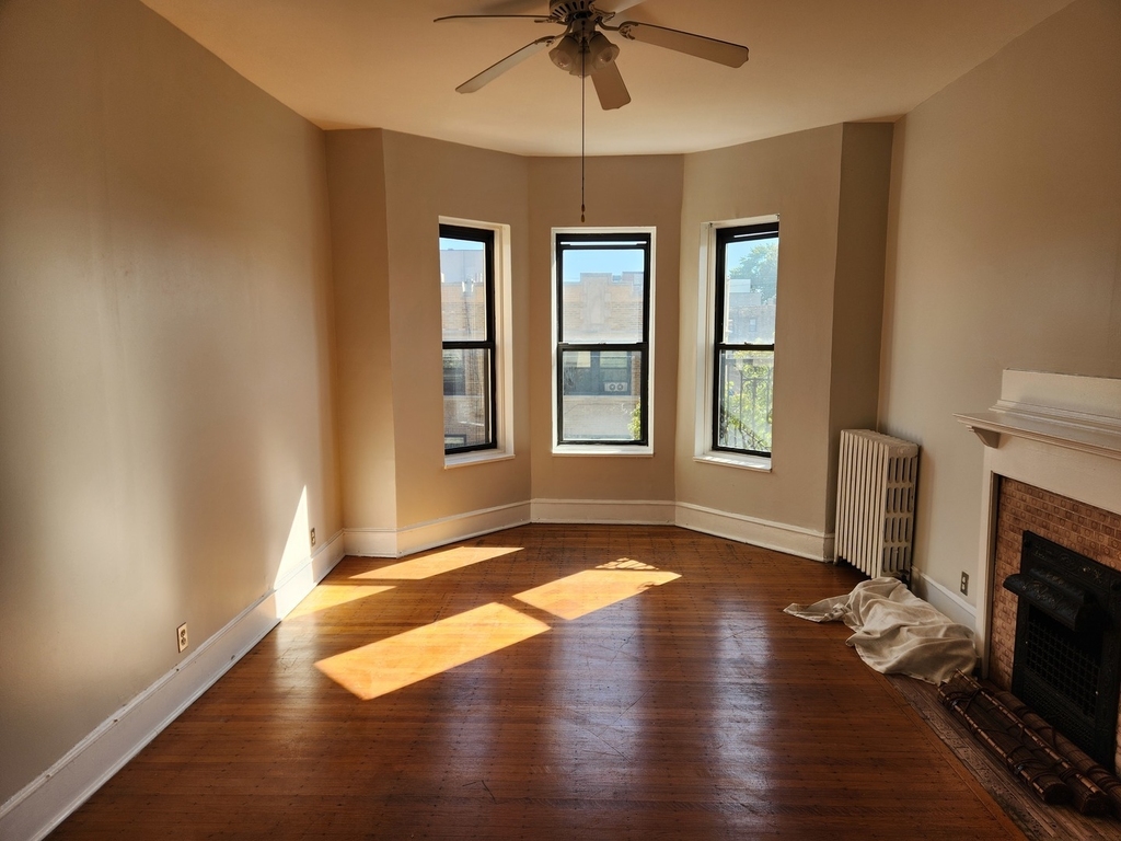 664 W Oakdale Avenue - Photo 2