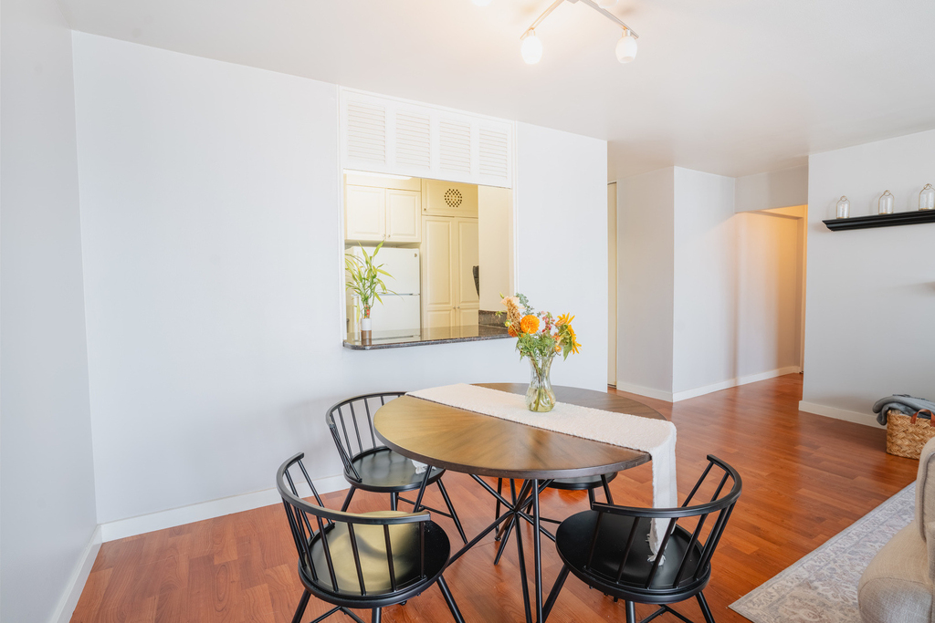 1560 N Sandburg Terrace - Photo 6