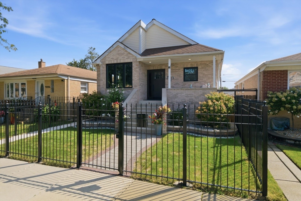 4623 S Kilpatrick Avenue - Photo 0