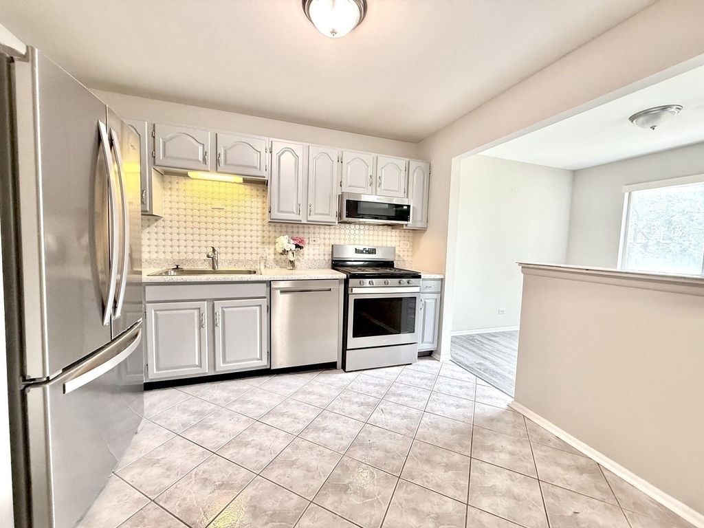 601 Hanover Court - Photo 4