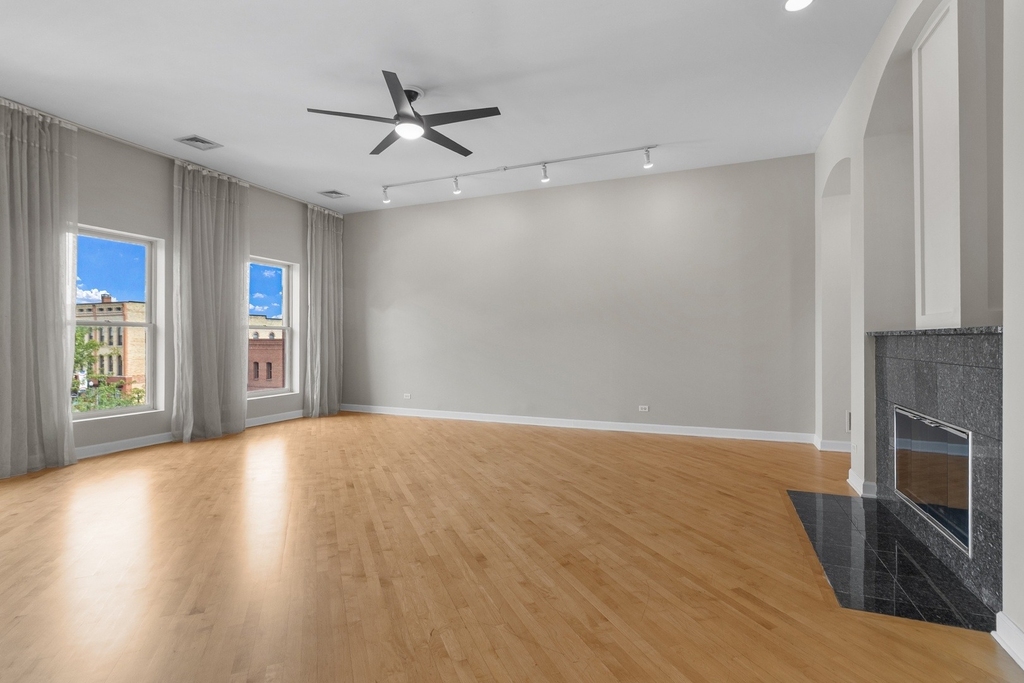 111 E Van Buren Street - Photo 3