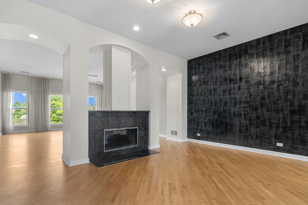 111 E Van Buren Street - Photo 6