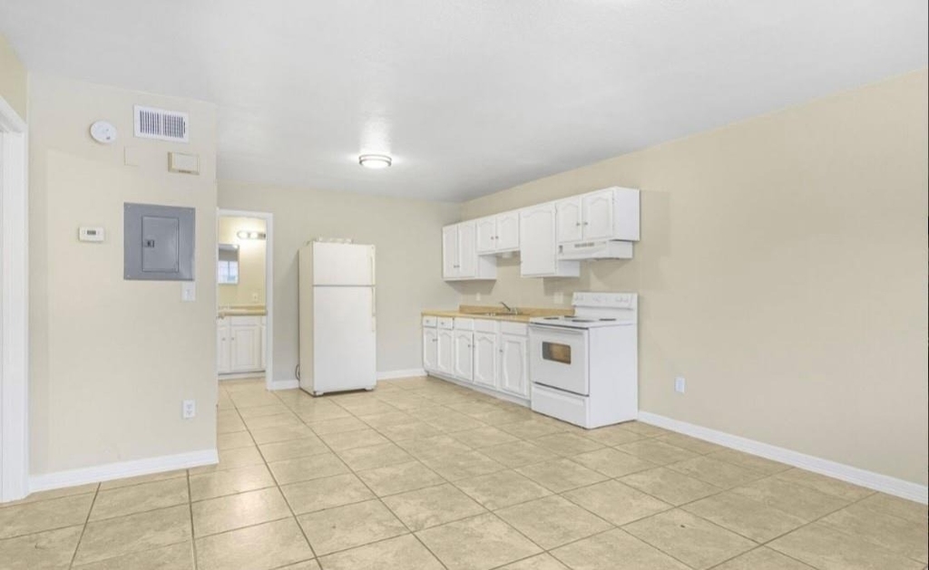 230 E Virginia Street - Photo 2