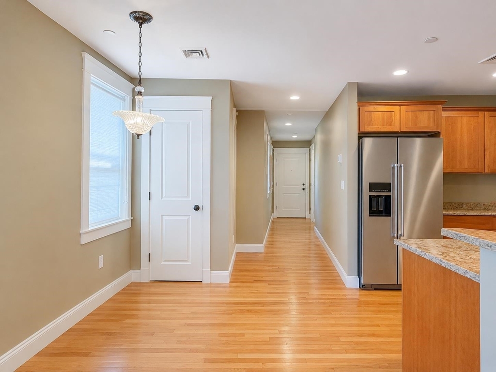 198 Islington - Photo 6