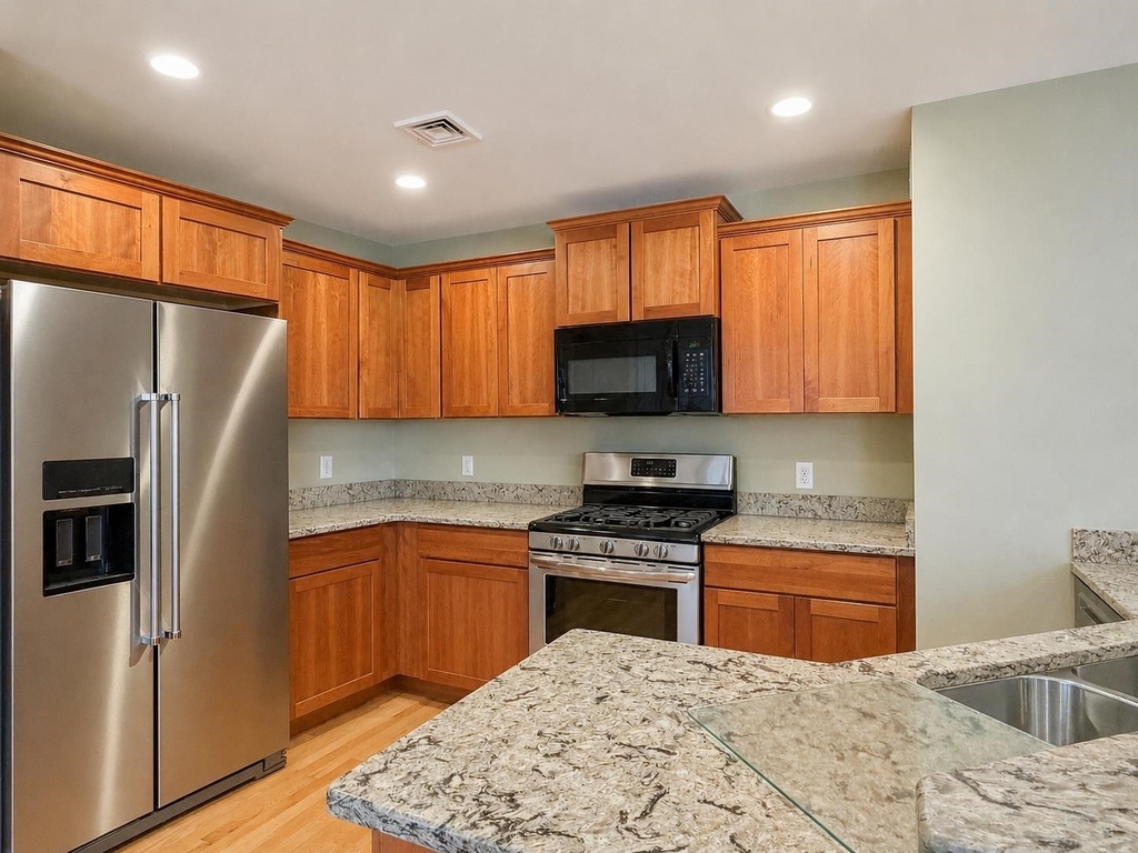 198 Islington - Photo 4