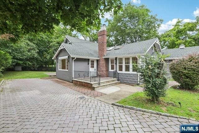 261 W Saddle River - Photo 4