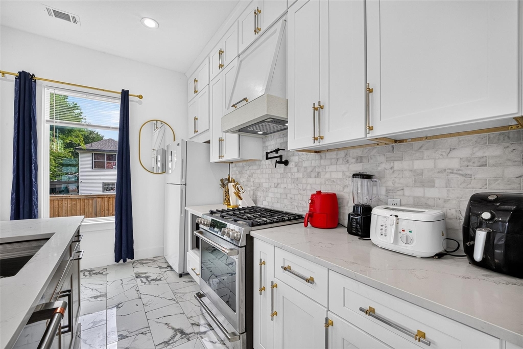 2208 Bleker Street - Photo 7