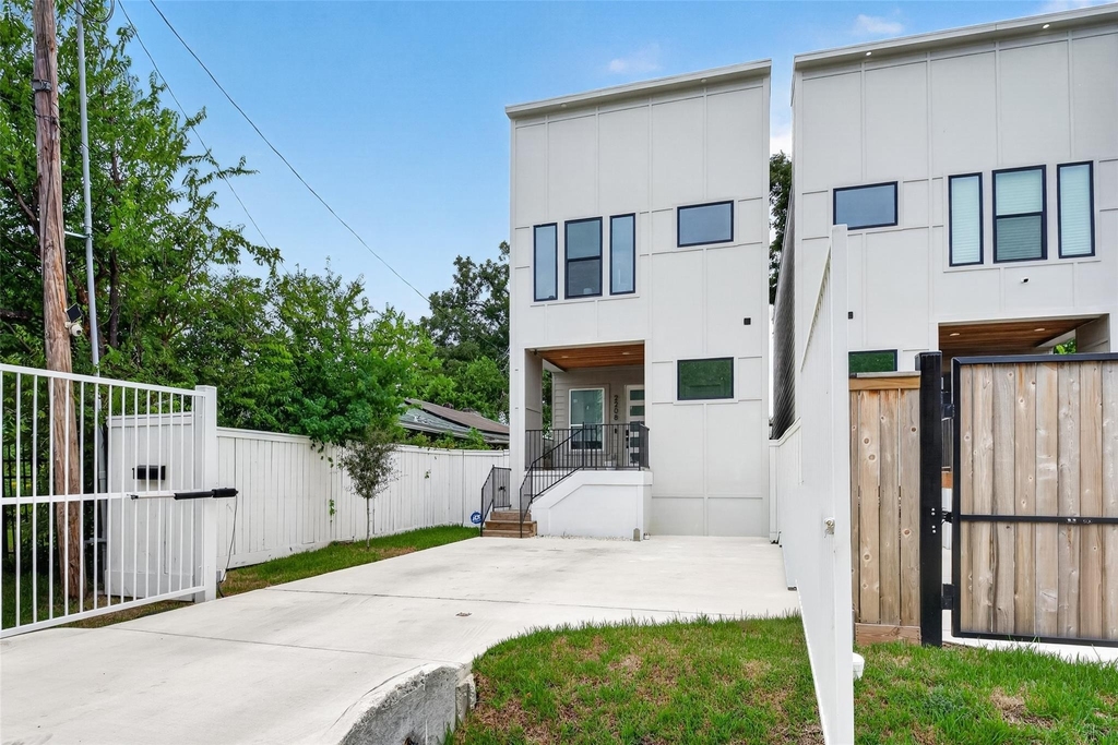 2208 Bleker Street - Photo 23