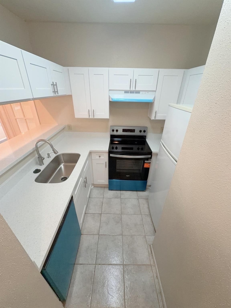 7900 Bissonnet Street - Photo 2
